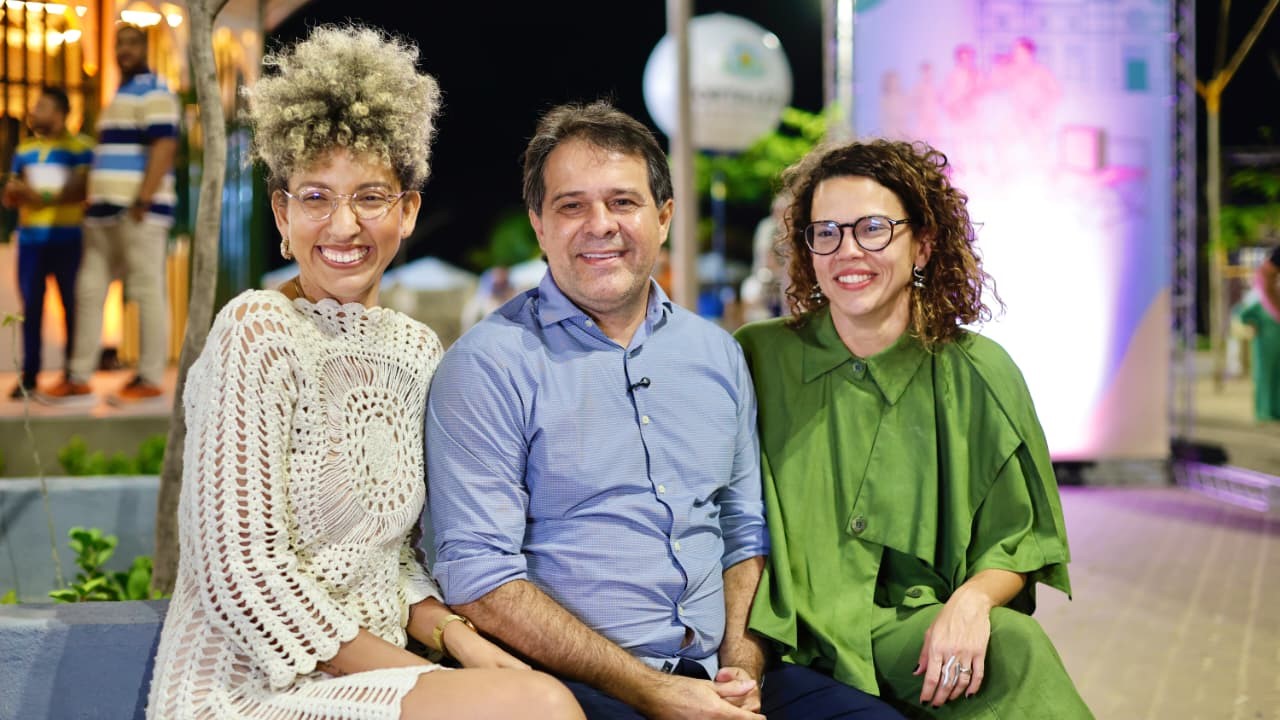 grupo de pessoas posa para a foto